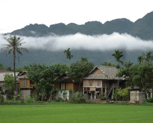 Ban Lac ein Dorf im Nebel mit Holzhäusern