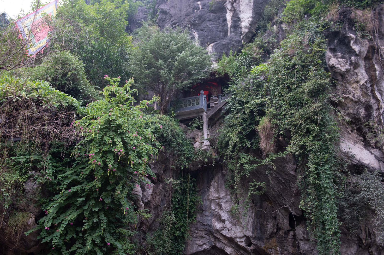Parfüm-Pagode in den Bergen südlich von Hanoi
