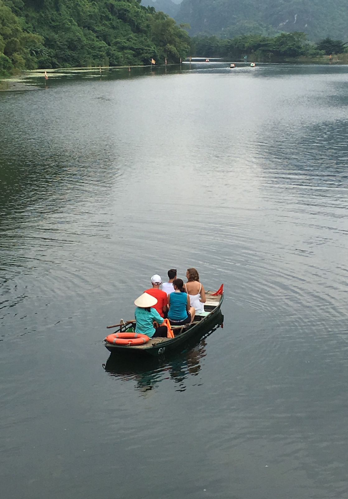 Ruderboote zwischen Karstfelsen in Trang An