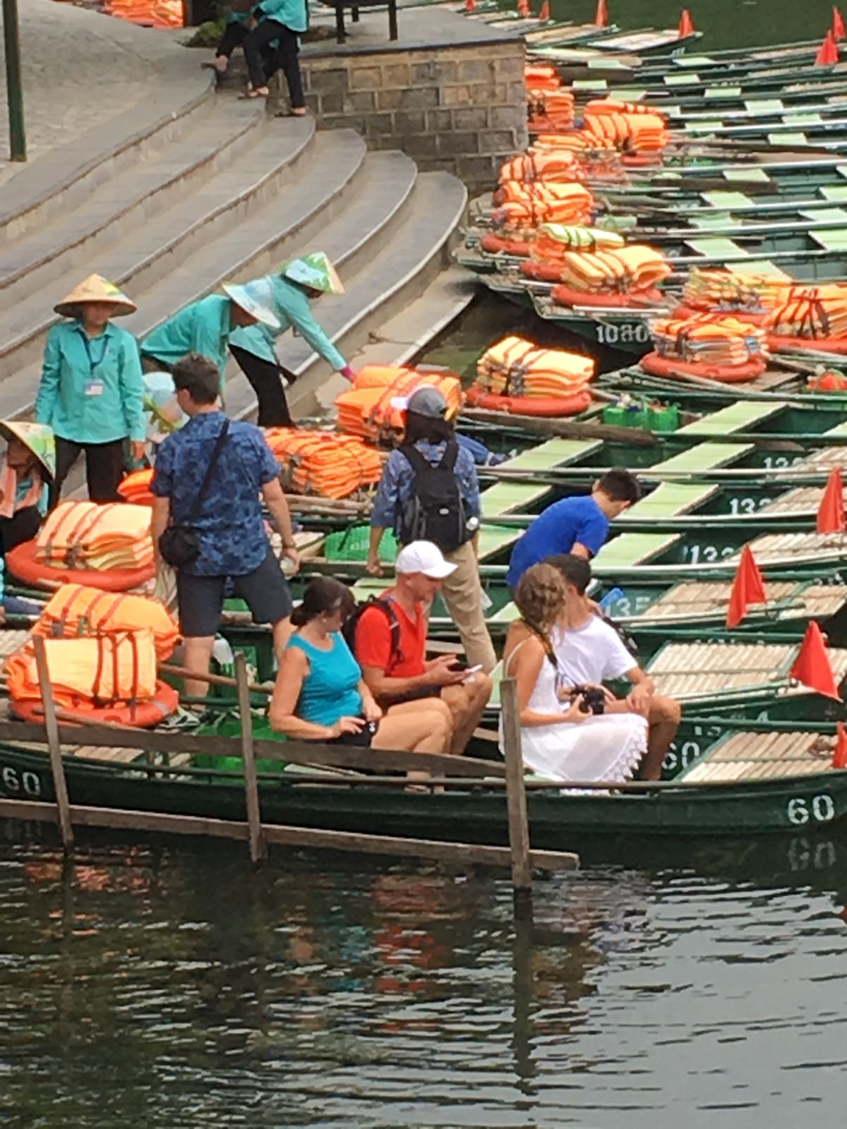 Zufriedene Gäste auf Reise mit Hai