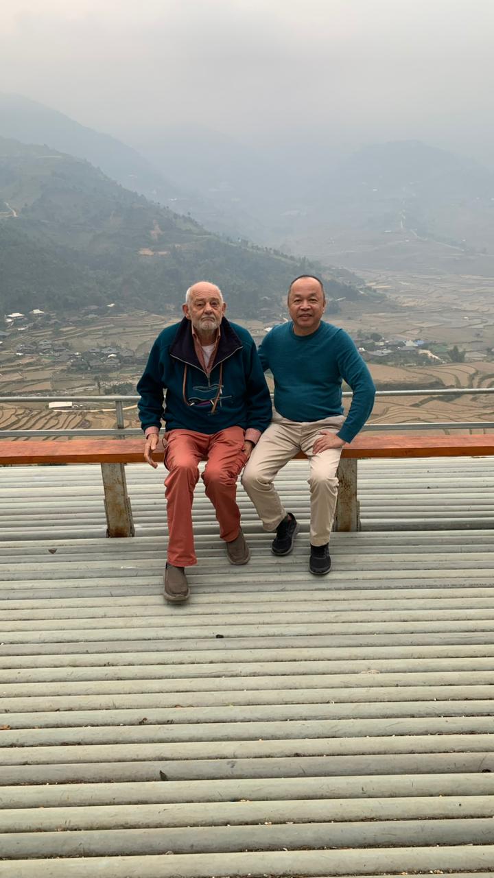 Zufriedene Gäste auf Reise mit Hai