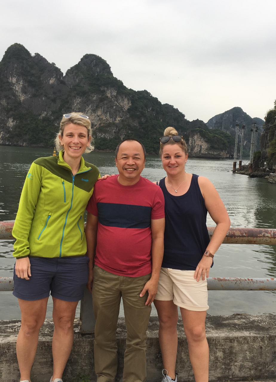 Zufriedene Gäste auf Reise mit Hai