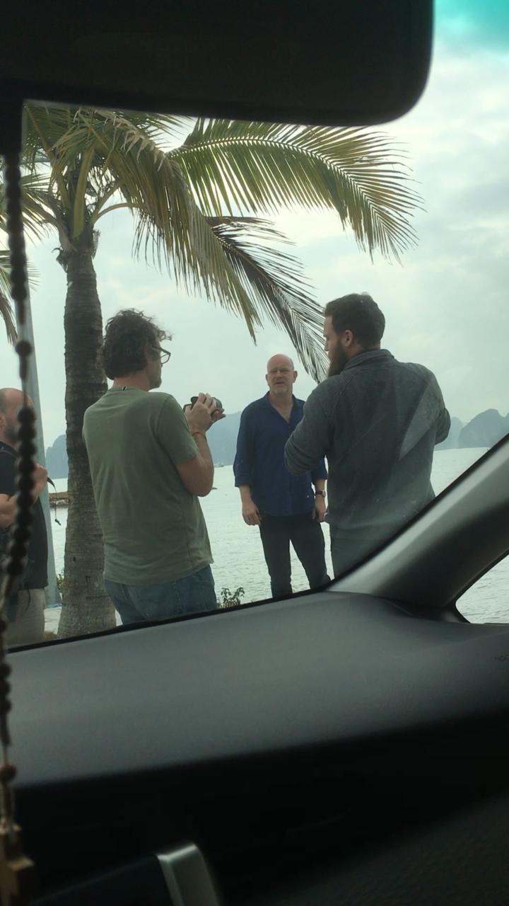 Zufriedene, deutsche Gäste auf Reise mit Hai