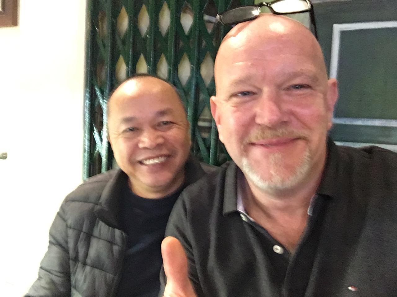 Zufriedene Gäste auf Reise mit Hai