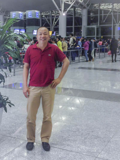 Hai empfängt Gäste in der Ankunftshalle des Noi Bai Flughafens