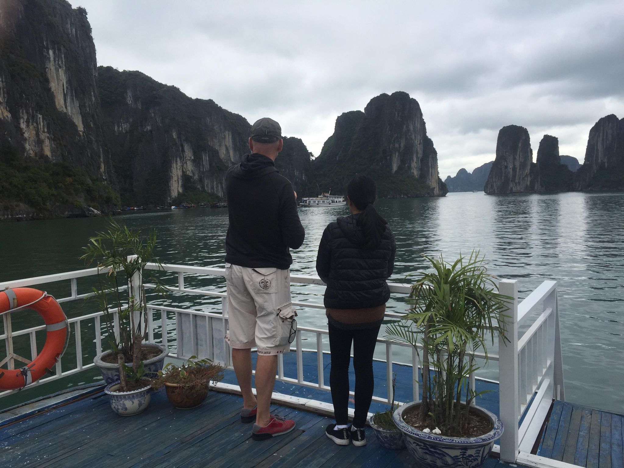 Hai begleitet Gäste auf einer Tour