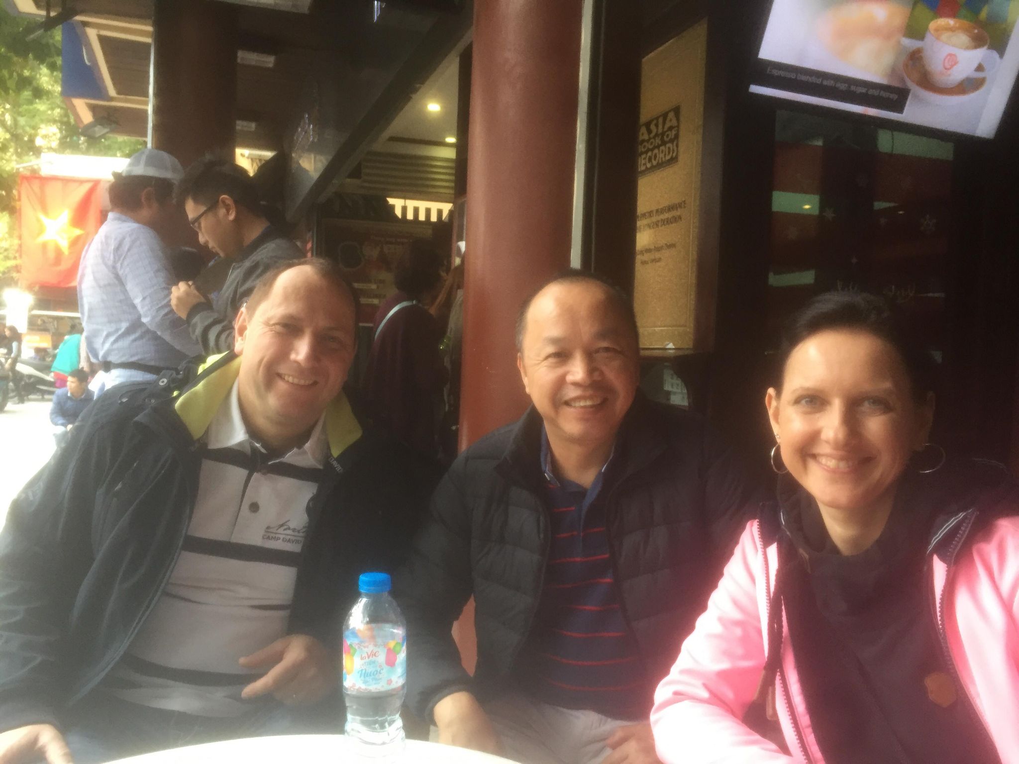 Zufriedene Gäste auf Reise mit Hai