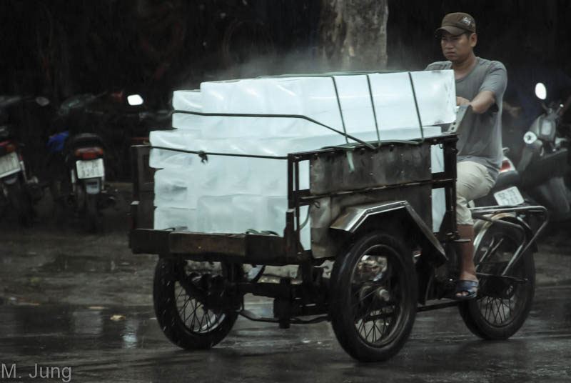 Lastenfahrrad liefert Eis in der Altstadt von Hanoi