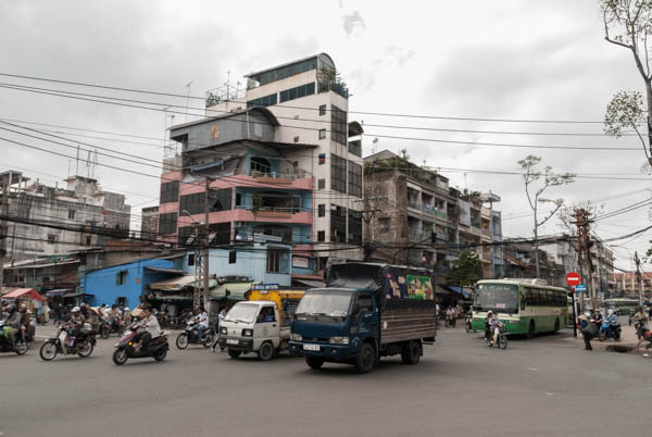 Straßenszene in Hanoi mit bunten Lampions
