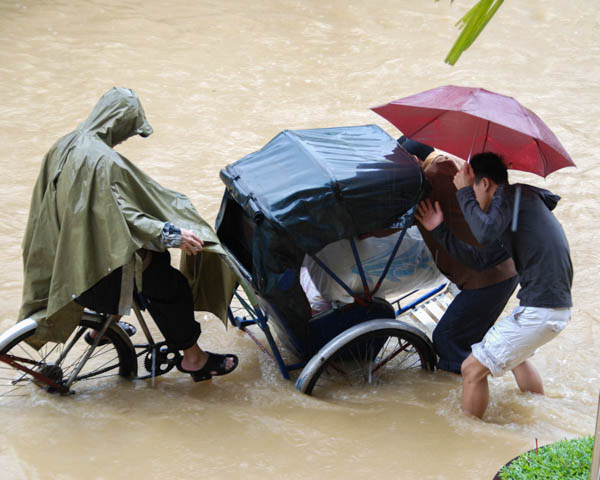 Rikscha im Hochwasser in Hue