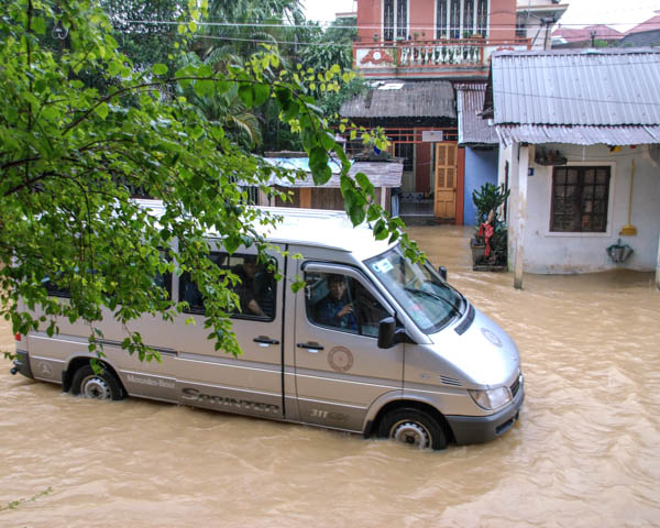 Transporter steht im Hochwasser in Hue