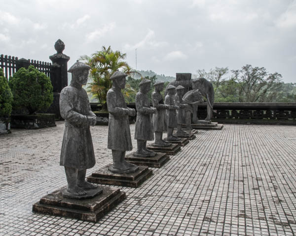 Grabmal von Khai Dinh in Hue mit Figurengruppe