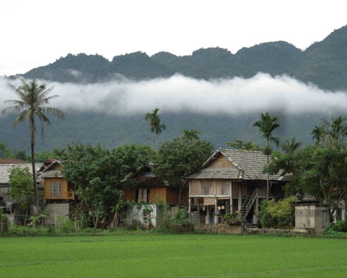 Dorf Ban Lac im Mai Chau Tal im Morgennebel
