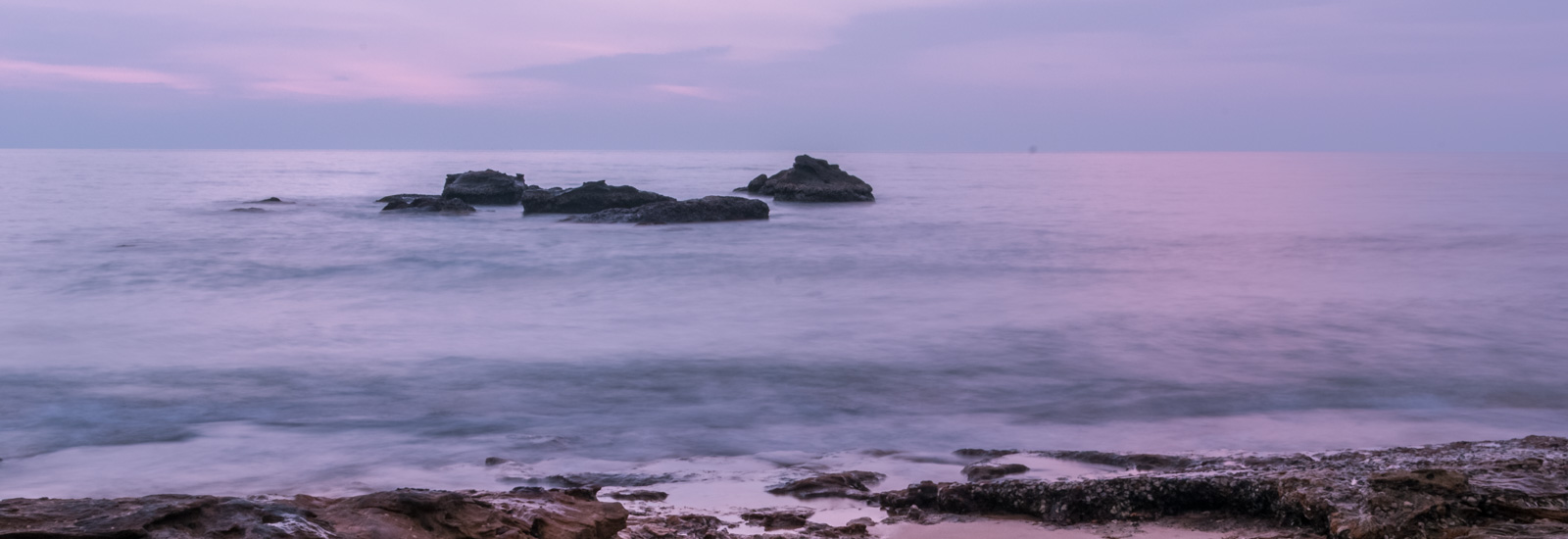 Hai steht vor seinem Volvo SUV in Hanoi
