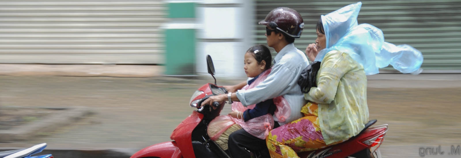 Panoramablick auf die Altstadt von Hanoi mit lebhaftem Straßenverkehr