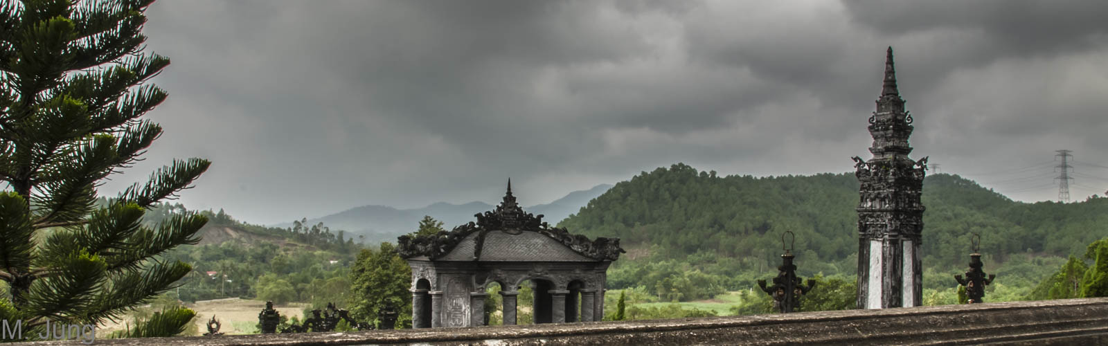 Die Tempel von Hue mit Figurengruppe und Elefantenstatuen