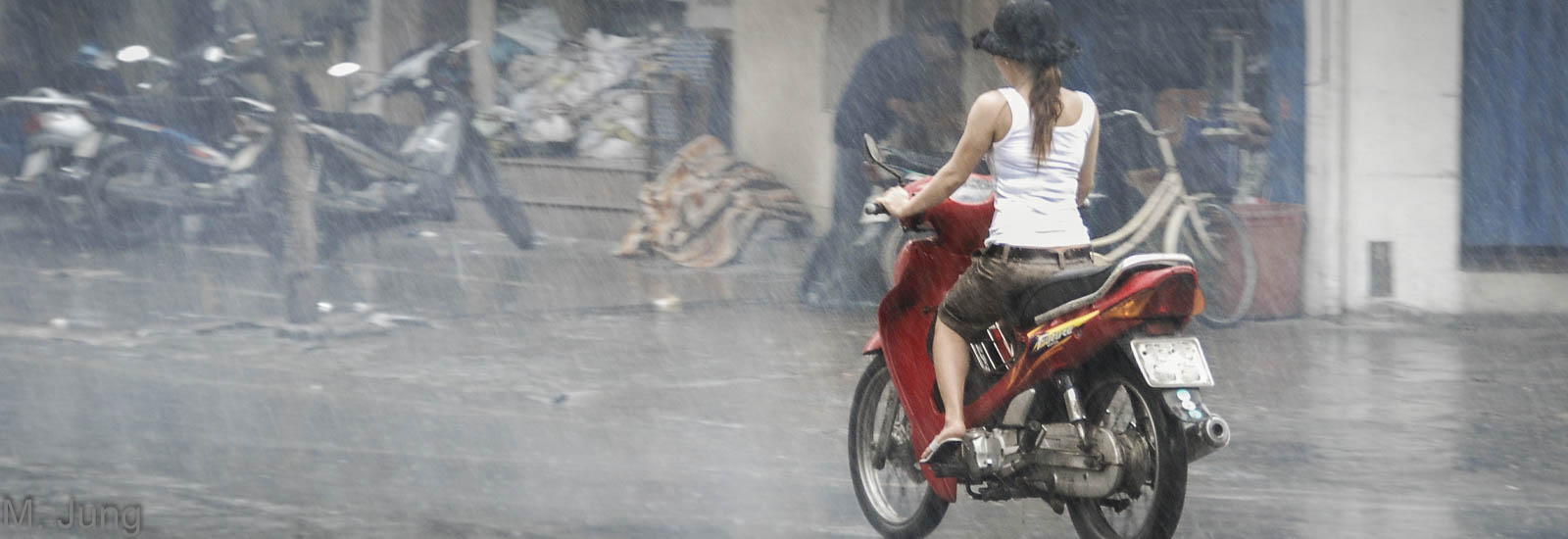 Hai wartet mit Namensschild in der Ankunftshalle des Noi Bai Flughafens