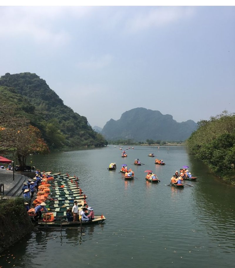 Ruderboote und Karstfelsen bei Tam Coc Bich Dong